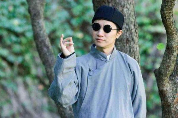 梦到女瞎子给我算姻缘 梦见女瞎子给我算命？