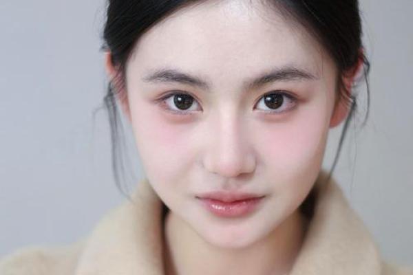 八字眉小眼睛女人
