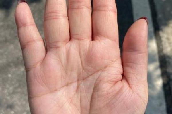 风水观点女子右手假断掌手相解析