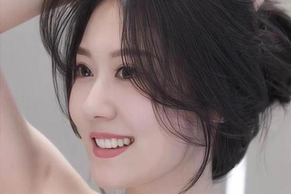 女人八字眼